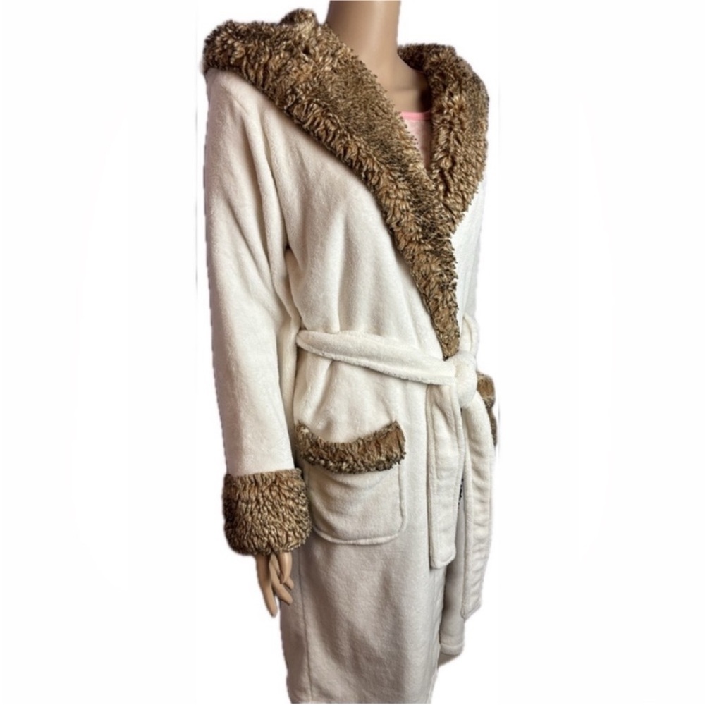 Pottery Barn Classic Hooded Luxury Robe
Caramel Trim · Medium